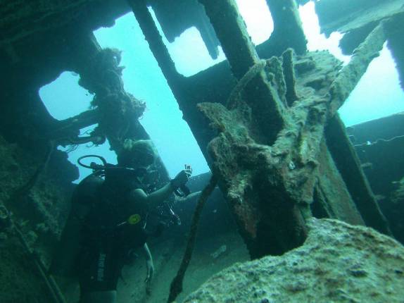 Interior de barco afundado no litoral sul de Bermuda